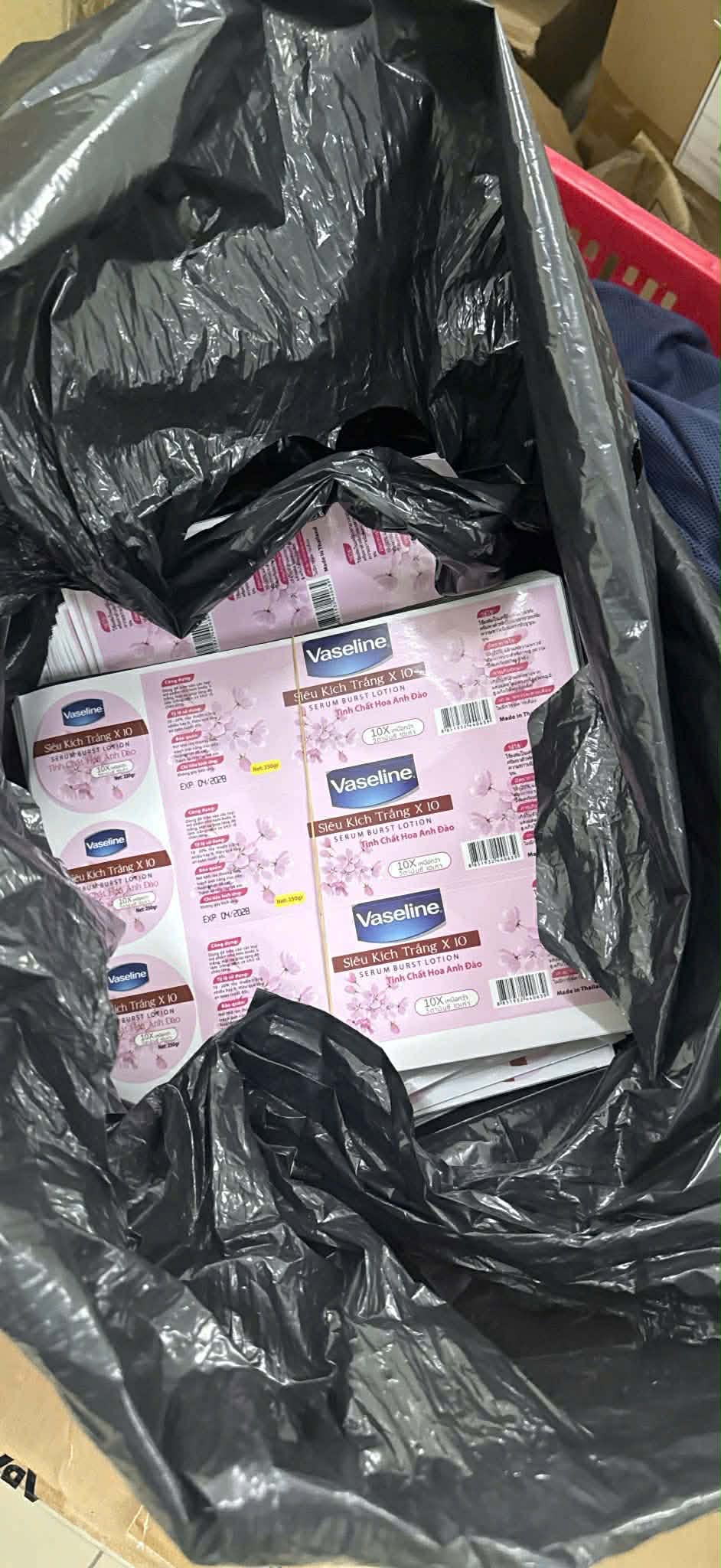 Kinh hoàng “công xưởng” kem trộn giữa TP.HCM: Phù phép hóa chất rẻ tiền thành mỹ phẩm OLAY, ABUTINE C3C, Bạch Ngọc Liên, Vaseline...- Ảnh 7.