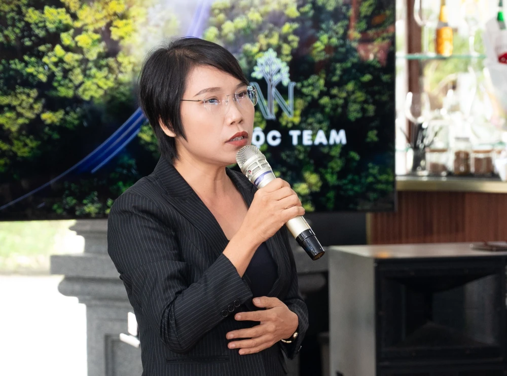 P1213_Cot phai_h2_VI HOAI THUONG.jpg