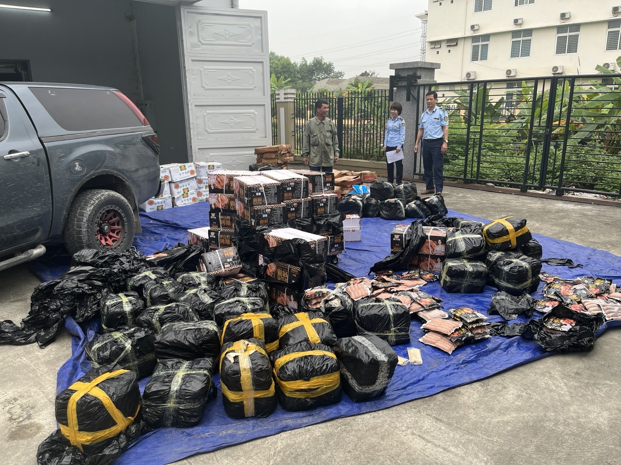 Kiểm tra 2 xe tải chở 2.340kg lạp xưởng, bánh bao, thanh cua, chả mực.... công an phát hiện chi tiết khiến nhiều người “ớn lạnh”- Ảnh 2.