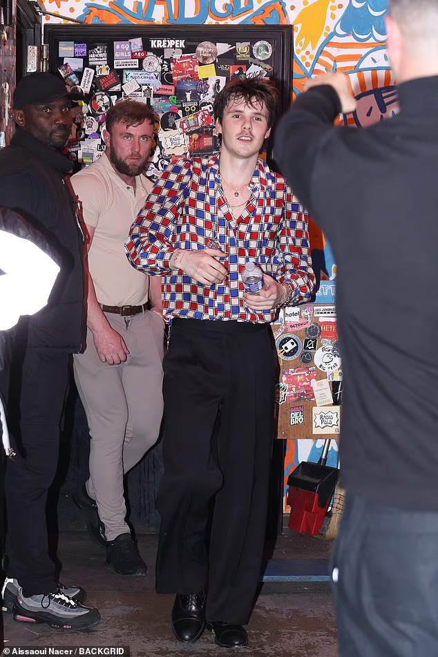 Thái độ khác biệt 180 độ của David Beckham khi ở gần con trai cả “bất hiếu” và con trai thứ ba khéo nịnh- Ảnh 2. Thái độ khác biệt 180 độ của David Beckham khi ở gần con trai cả “bất hiếu” và con trai thứ ba khéo nịnh- Ảnh 2.