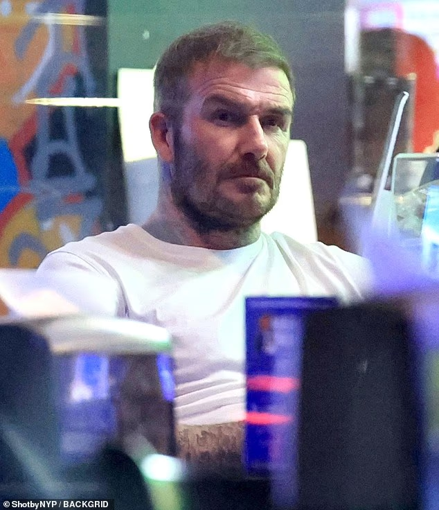 Thái độ khác biệt 180 độ của David Beckham khi ở gần con trai cả “bất hiếu” và con trai thứ ba khéo nịnh- Ảnh 3. Thái độ khác biệt 180 độ của David Beckham khi ở gần con trai cả “bất hiếu” và con trai thứ ba khéo nịnh- Ảnh 3.