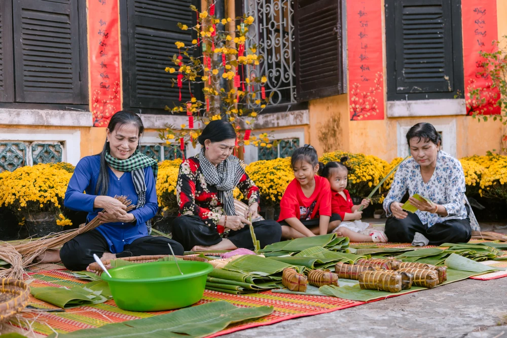 HƯƠNG TẾT TỪ NHỮNG ĐÒN BÁNH TÉT_HOÀNG TRUNG THIÊN.jpg