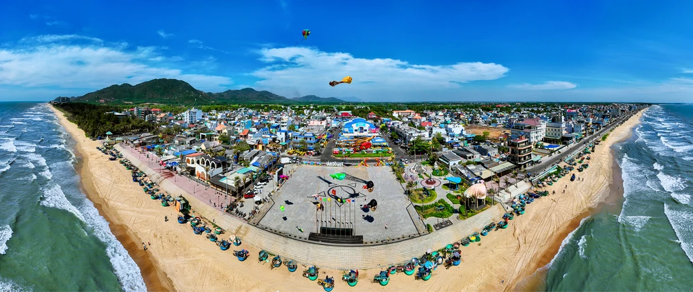 QUẢNG TRƯỜNG BIỂN XÃ PHƯỚC HẢI CHÀO ĐÓN XUÂN BÍNH NGỌ_LÊ ĐÌNH NHƠN.jpg