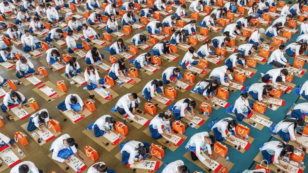 THƯ PHÁP VÀ ÁO DÀI VIỆT_BÙI VIỆT HƯNG.jpg