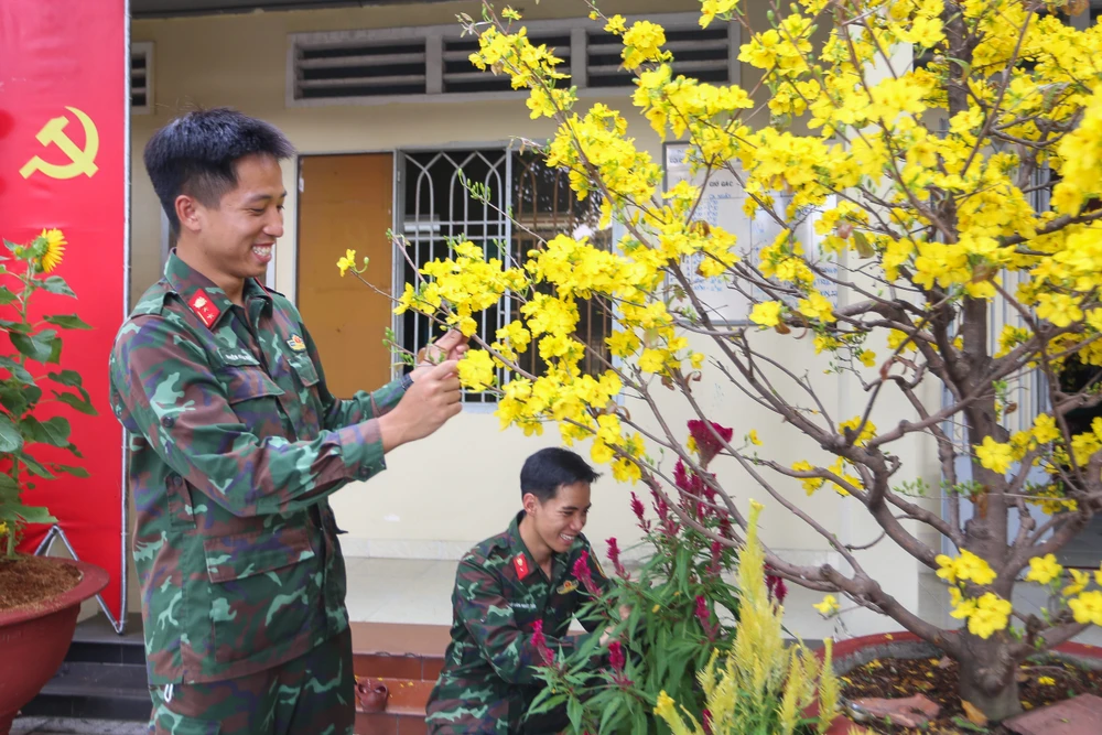 XUÂN VỀ DOANH TRẠI_NGUYỄN LÊ TIẾN.jpg