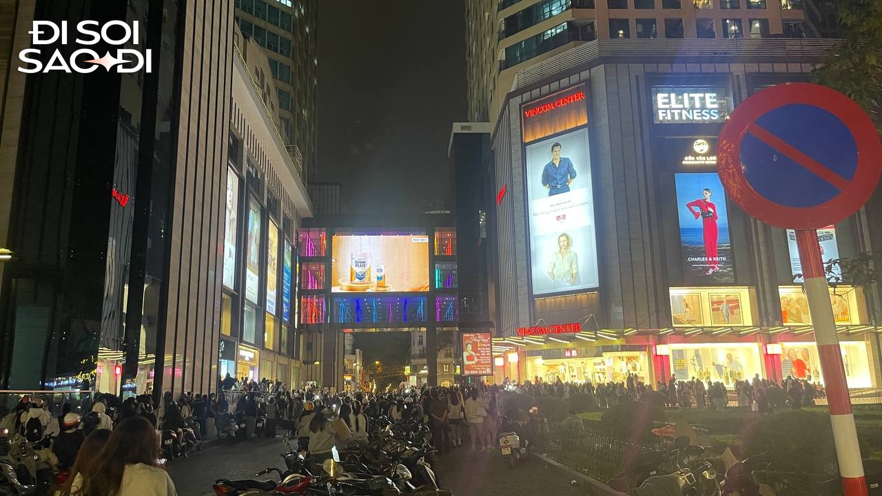 Chuyện gì xảy ra khiến Vincom Bà Triệu chen chúc người tối 20/3?- Ảnh 3.