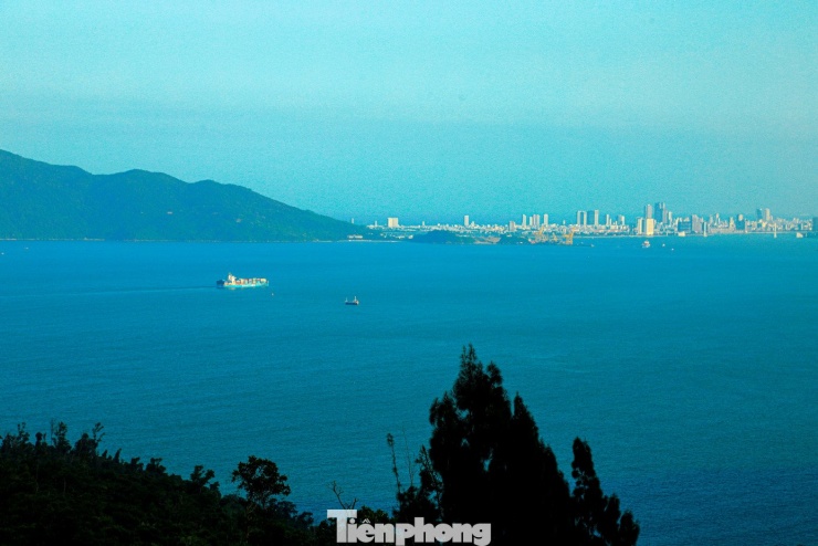 Lãng mạn đến ngỡ ngàng trên cung đường đỉnh Hải Vân 5 Một trong những trải nghiệm được yêu thích tại đây là đứng ngay trên cung đường, phóng tầm mắt ngắm TP. Đà Nẵng từ trên cao, nơi núi rừng và biển cả hòa quyện, tạo nên khung cảnh vừa sinh động, vừa nên thơ.