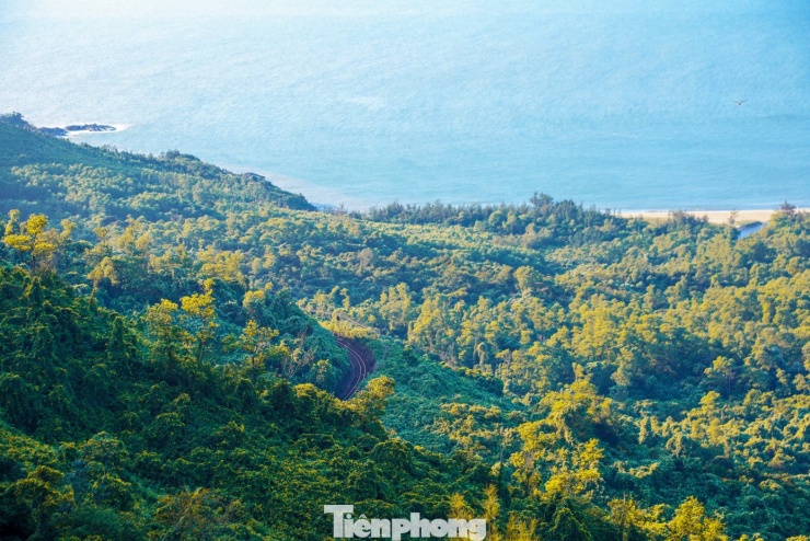 Lãng mạn đến ngỡ ngàng trên cung đường đỉnh Hải Vân 6 Thời điểm lý tưởng để khám phá cung đường là vào sáng sớm hoặc chiều muộn. Khi ánh nắng xiên qua các dãy núi, hòa cùng lớp mây lững lờ trôi. Từ trên cao phóng tầm mắt xuống, du khách còn có thể bắt gặp những đoàn tàu uốn lượn quanh sườn núi, tạo điểm nhấn sinh động giữa không gian xanh thẳm.