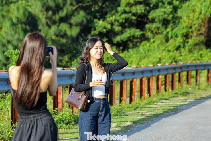 Lãng mạn đến ngỡ ngàng trên cung đường đỉnh Hải Vân 7 Giữa nhịp sống hối hả, một cung đường xanh mát, lãng mạn trên đỉnh đèo Hải Vân trở thành điểm dừng chân lý tưởng cho nhiều bạn trẻ và du khách. Và có lẽ, chính vẻ đẹp vừa hùng vĩ, vừa nên thơ ấy đã khiến đỉnh Hải Vân luôn là nơi khiến người ta “mê mẩn” mỗi lần ghé qua.