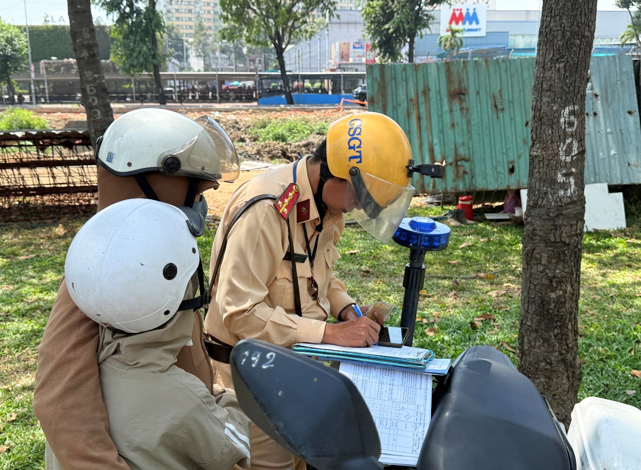 Chống chế 'quên mang giấy tờ xe' với CSGT có được bỏ qua? - Ảnh 2.