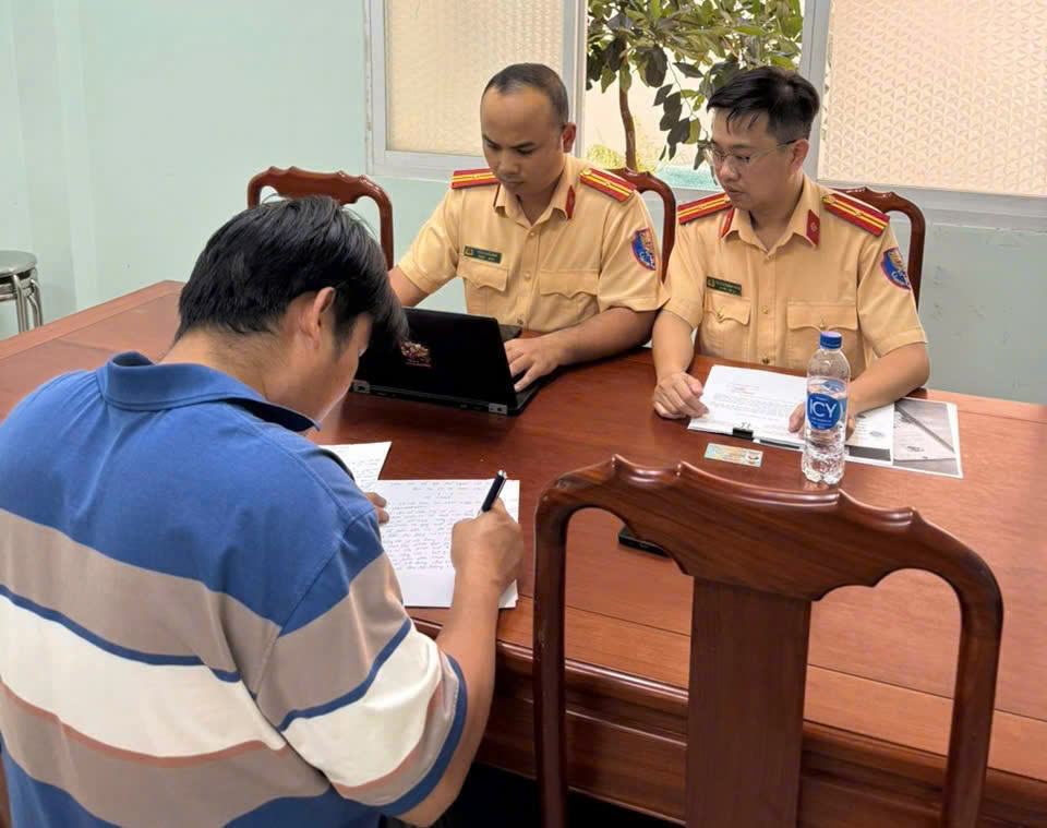 Chống chế 'quên mang giấy tờ xe' với CSGT có được bỏ qua? - Ảnh 3.