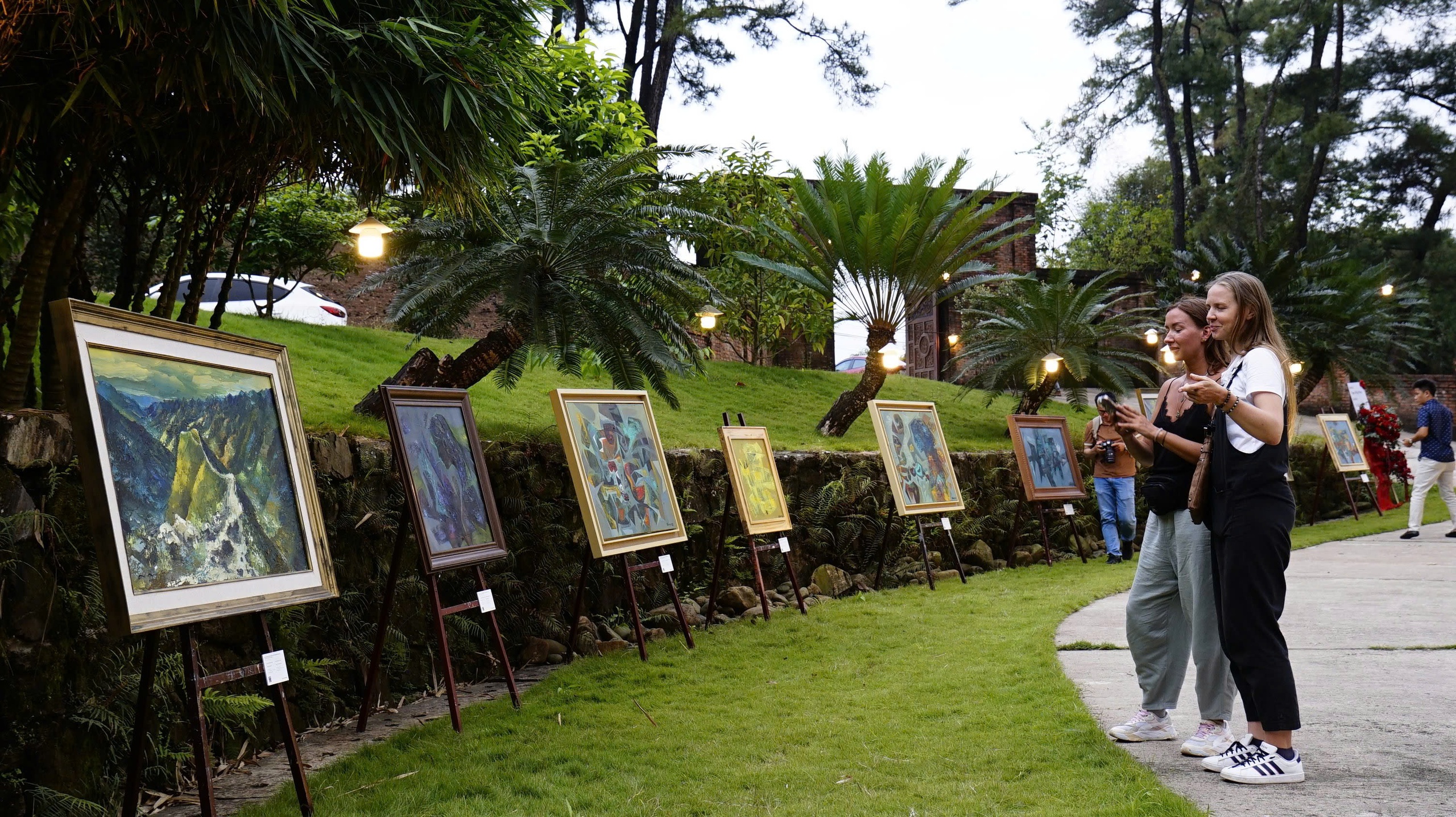 Thơ mộng triển lãm 'Giấc mơ của những giấc mơ'- Ảnh 2.