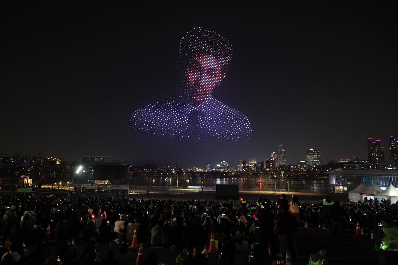 Seoul phủ tím: Cổng thành Sungnyemun, tháp Namsan, hàng nghìn drone trên sông Hàn và hơn thế nữa!- Ảnh 9.