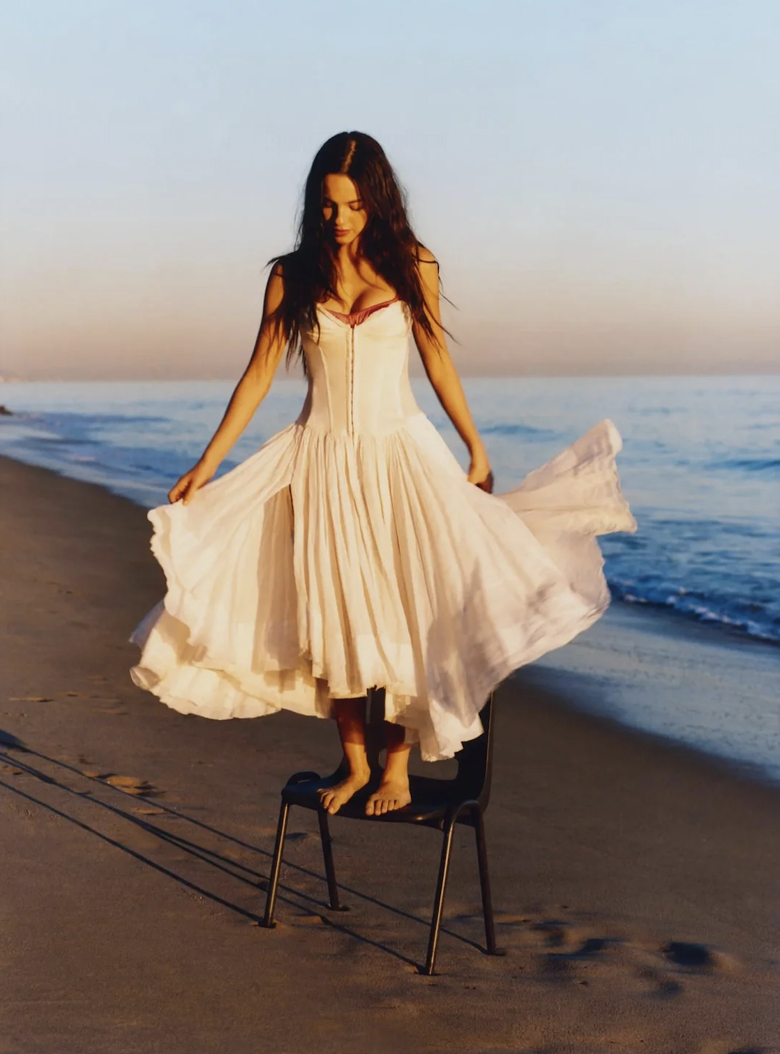 Khó hiểu cực độ với bộ ảnh siêu sao Gen Z mang ghế nhựa ra đứng giữa biển- Ảnh 2.