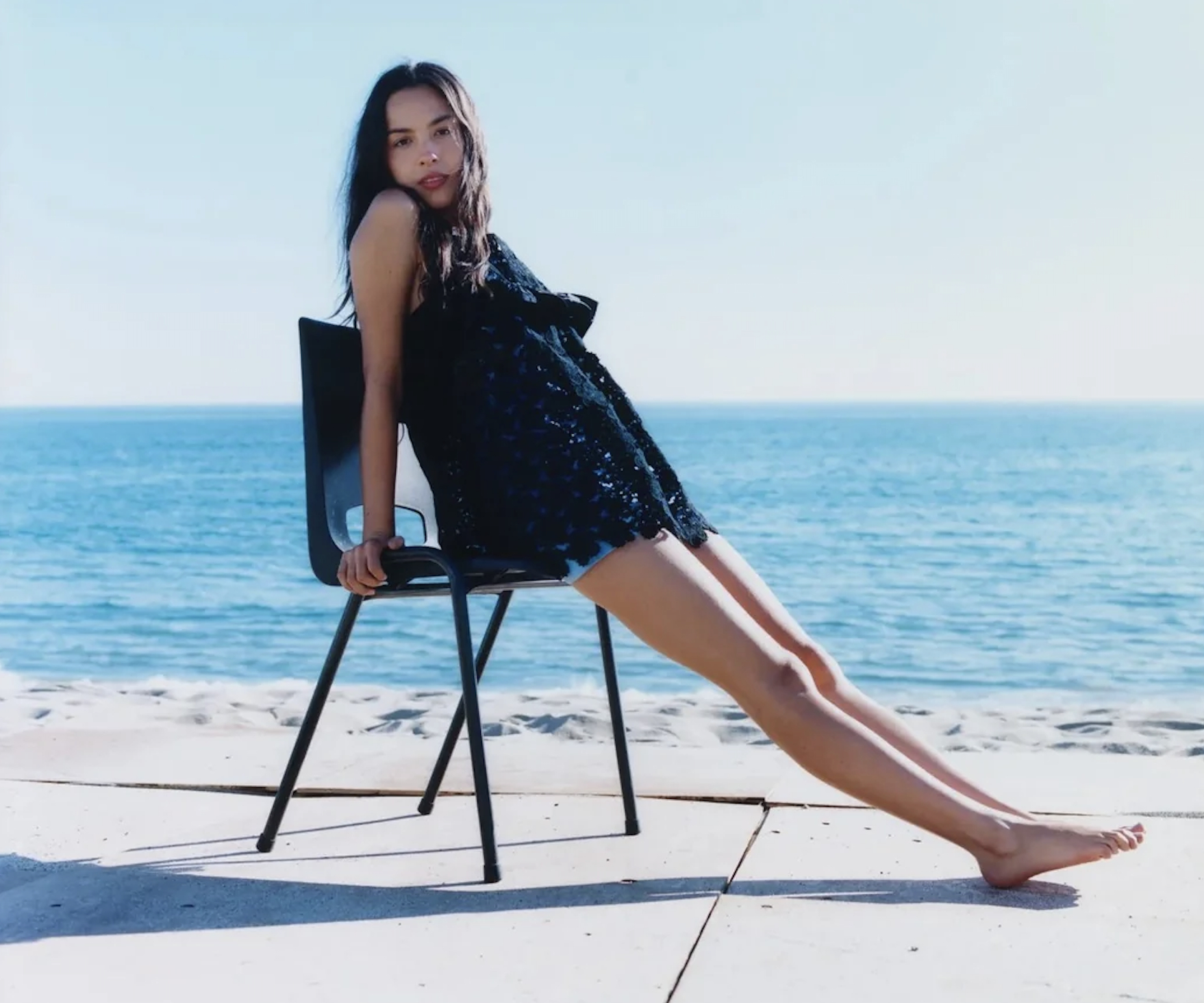 Khó hiểu cực độ với bộ ảnh siêu sao Gen Z mang ghế nhựa ra đứng giữa biển- Ảnh 3.