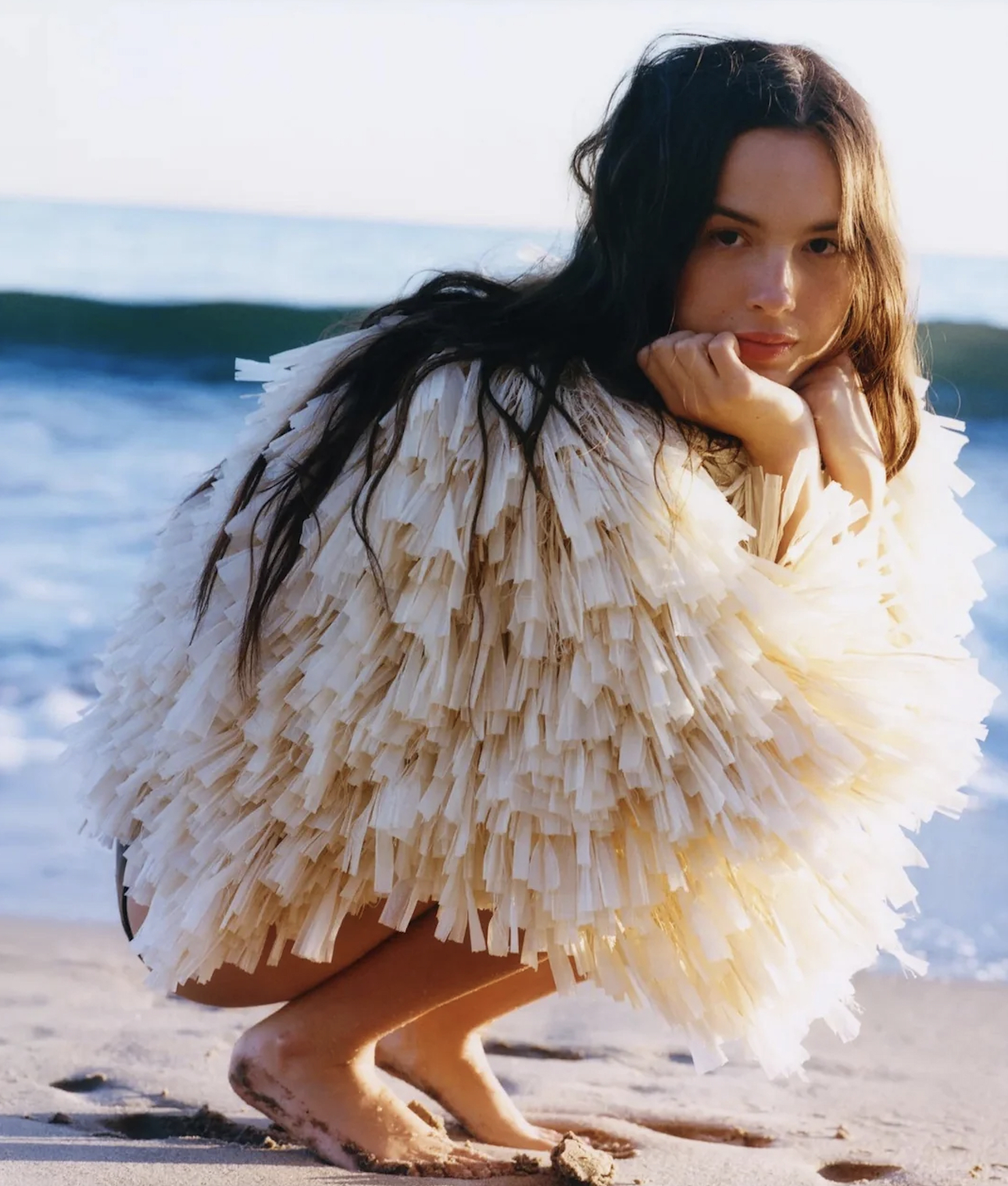 Khó hiểu cực độ với bộ ảnh siêu sao Gen Z mang ghế nhựa ra đứng giữa biển- Ảnh 5.