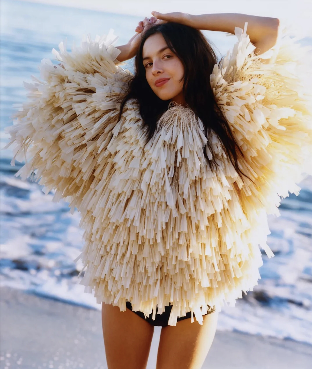 Khó hiểu cực độ với bộ ảnh siêu sao Gen Z mang ghế nhựa ra đứng giữa biển- Ảnh 6.