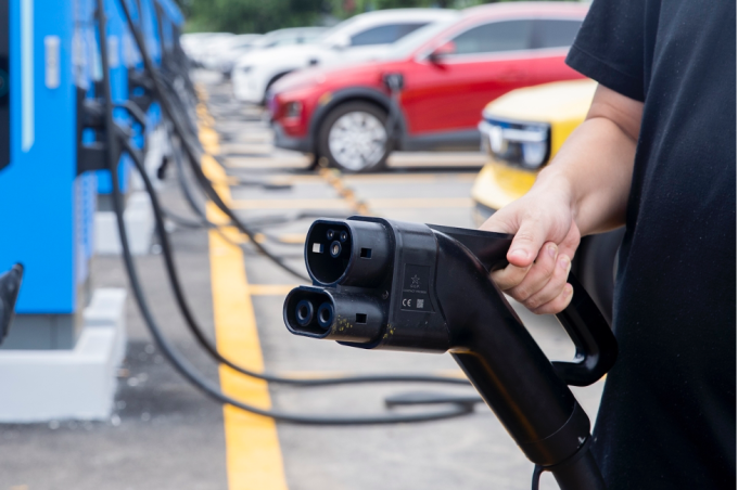 Mỗi trụ có 2 cổng sạc theo tiêu chuẩn CCS2 quốc tế. Ảnh: Tuấn Vũ