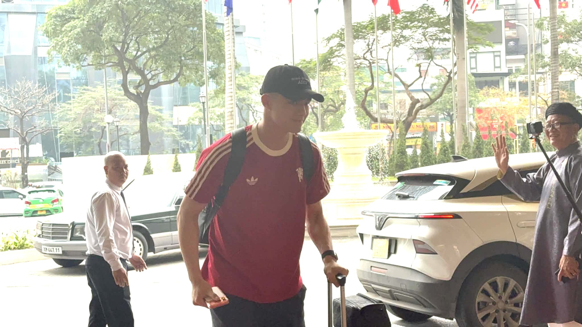 Đội tuyển Việt Nam tập trung 10 giờ sáng nay: Xuân Son xuất hiện chất lừ, thiếu 5 cầu thủ vì...- Ảnh 3.