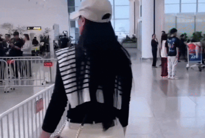 NSƯT là ngoại lệ của Vbiz: 49 tuổi vẫn trẻ đẹp không thể tả, body mướt mượt ăn đứt gái 18- Ảnh 3.