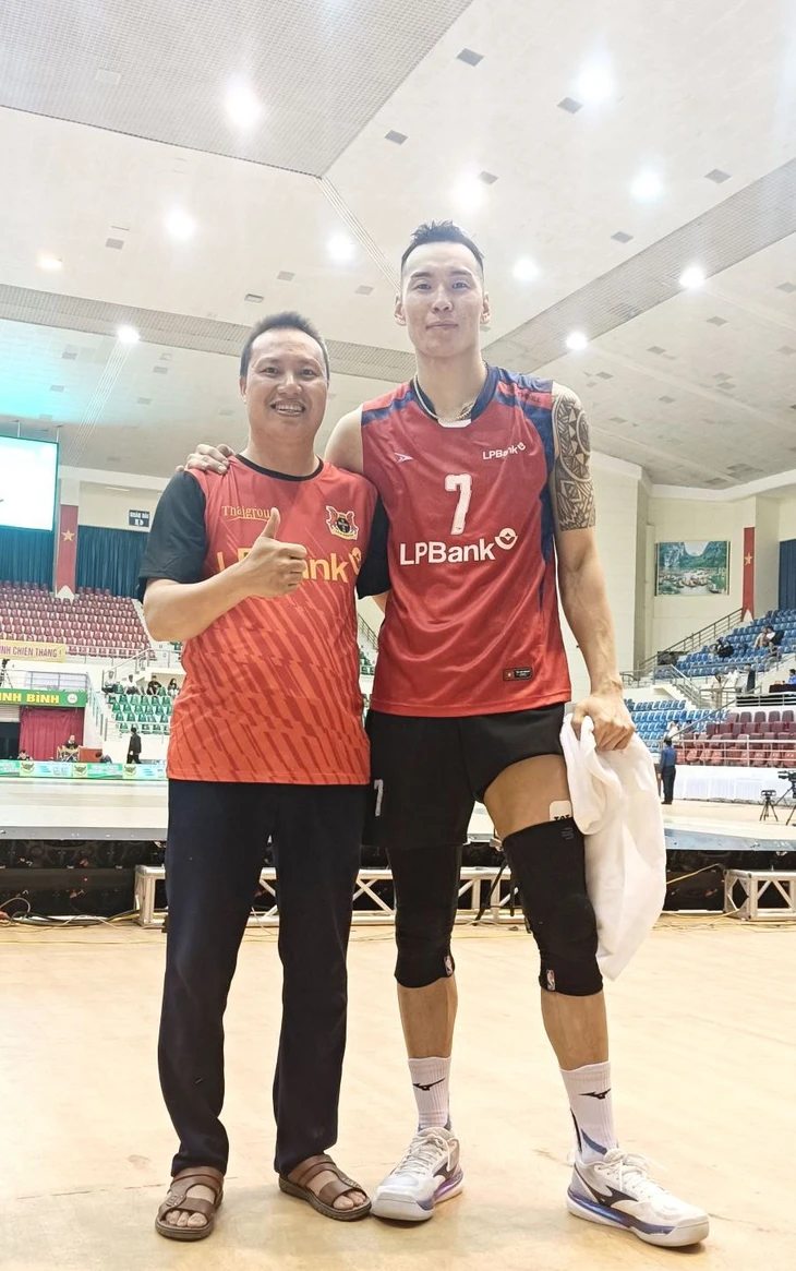 Ngoại binh Mông Cổ cao hơn 1,9m gây sốt ở Giải bóng chuyền Cúp Hoa Lư - Ảnh 2.