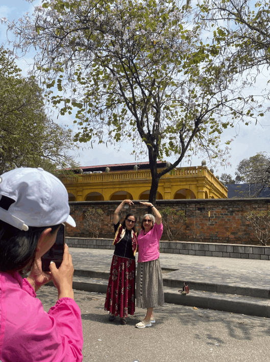 Tháng 3, Hà nội rực rỡ với muôn sắc hoa, nhiều người thích thú tránh thủ check-in 4 Người dân thủ đô check-in bên cạnh cây hoa ban (Ảnh: Lệ Quyên)