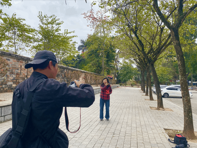 Tháng 3, Hà nội rực rỡ với muôn sắc hoa, nhiều người thích thú tránh thủ check-in 5 Dàn cây hoa ban đẹp thơ mộng khiến ai đi ngang qua cũng muốn dừng chân lưu lại những khoảnh khắc đẹp (Ảnh: Lệ Quyên)