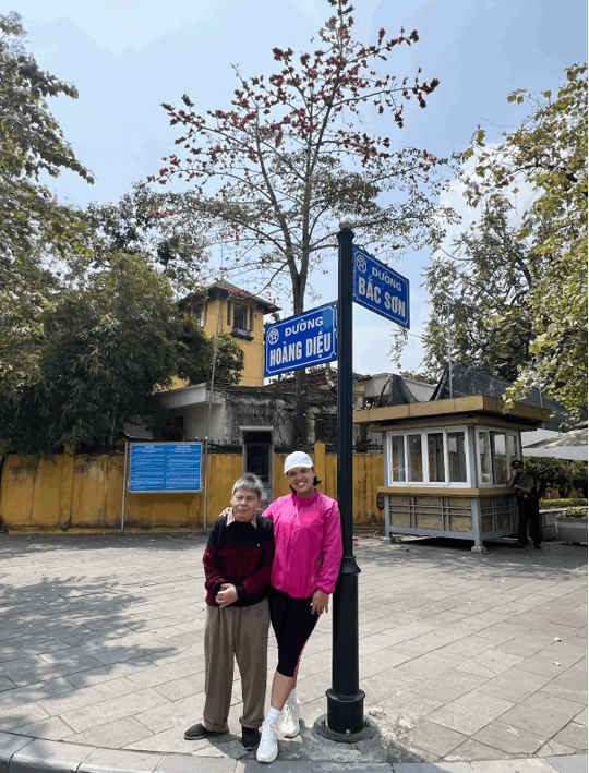 Tháng 3, Hà nội rực rỡ với muôn sắc hoa, nhiều người thích thú tránh thủ check-in 6 Chị Phượng cùng bố check-in cây hoa gạo ở đường Hoàng Diệu, đường Bắc Sơn (Ảnh: Lệ Quyên)