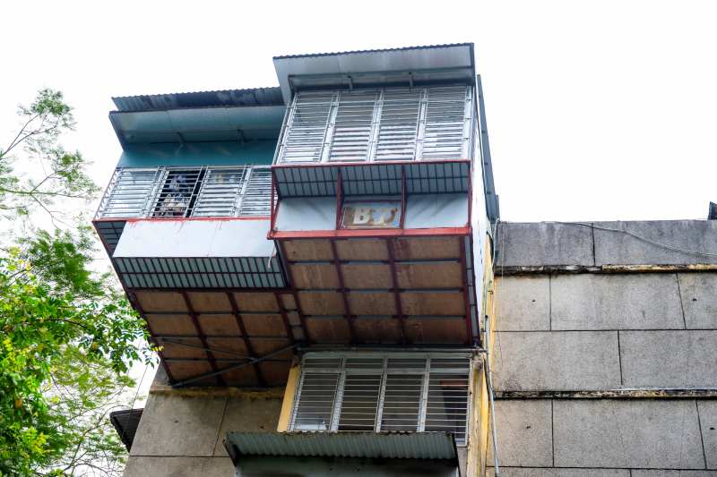 Tận thấy căn nhà “tổ chim” treo lơ lửng bên hông khu tập thể cũ tại Hà Nội: Tận thấy căn nhà “tổ chim” treo lơ lửng bên hông khu tập thể cũ tại Hà Nội: