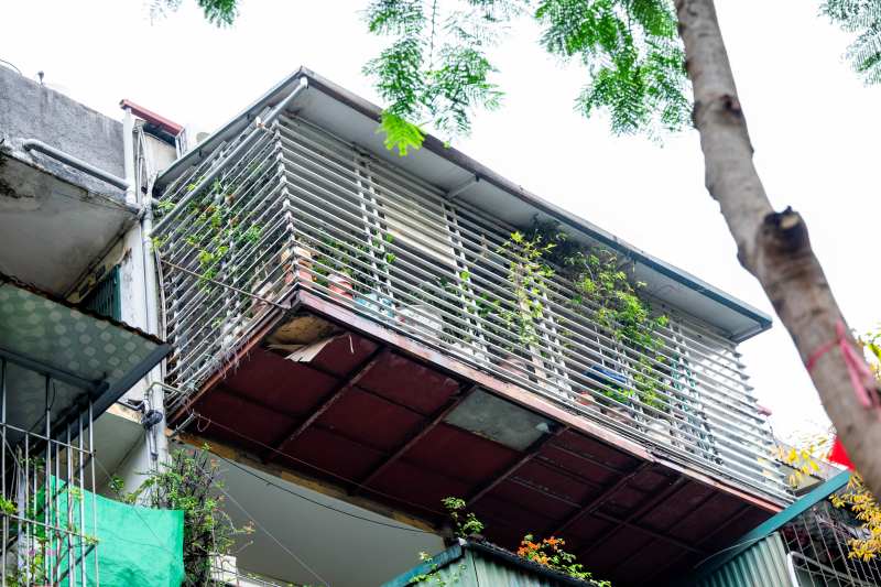 Tận thấy căn nhà “tổ chim” treo lơ lửng bên hông khu tập thể cũ tại Hà Nội: Tận thấy căn nhà “tổ chim” treo lơ lửng bên hông khu tập thể cũ tại Hà Nội: