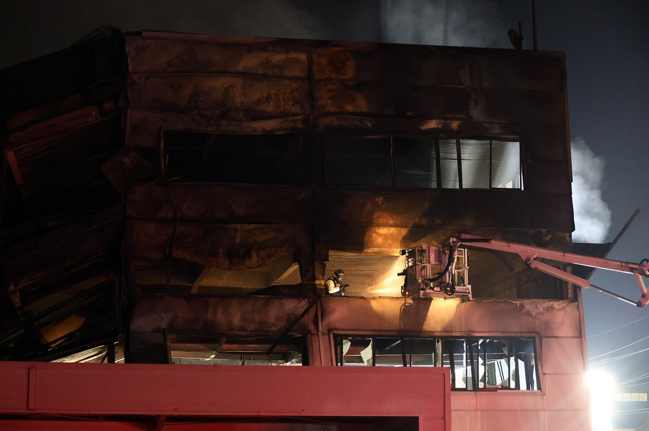 Thảm kịch cháy nhà máy tại Hàn Quốc: 10 thi thể được tìm thấy, nhiều nạn nhân không thể nhận dạng và còn mất tích- Ảnh 2.