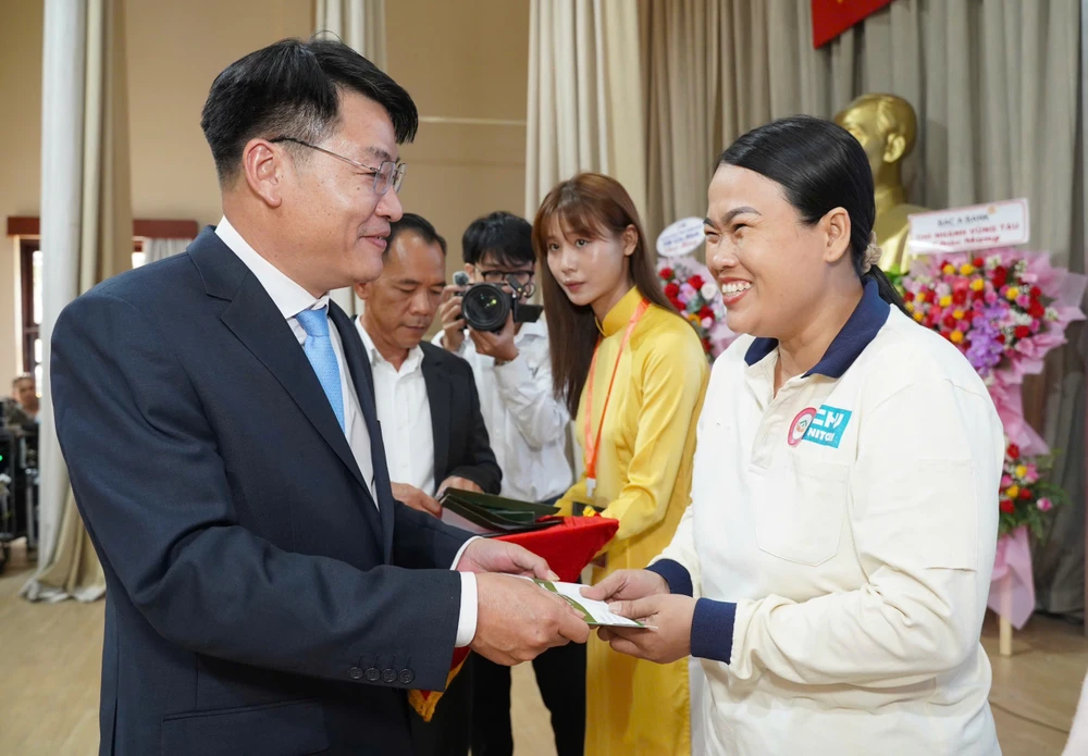 Nhà báo Đinh Đức Thọ, Phó Tổng Biên tập Báo Pháp Luật TP.HCM trao quà đến người lao động có hoàn cảnh khó khăn tại chương trình. Ảnh: THUẬN VĂN An cư cùng người lao động (28).jpg