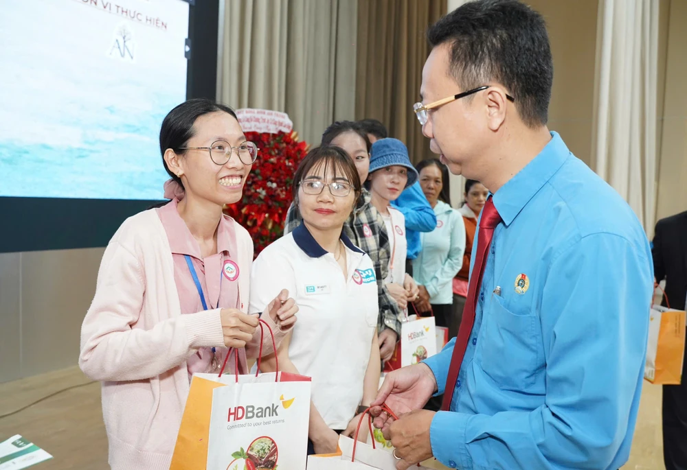 Ông Nguyễn Thành Đô, Giám đốc Trung tâm Tư vấn Pháp luật LĐLĐ TP.HCM trao quà đến người lao động có hoàn cảnh khó khăn tại chương trình. Ảnh: THUẬN VĂN An cư cùng người lao động (19).jpg