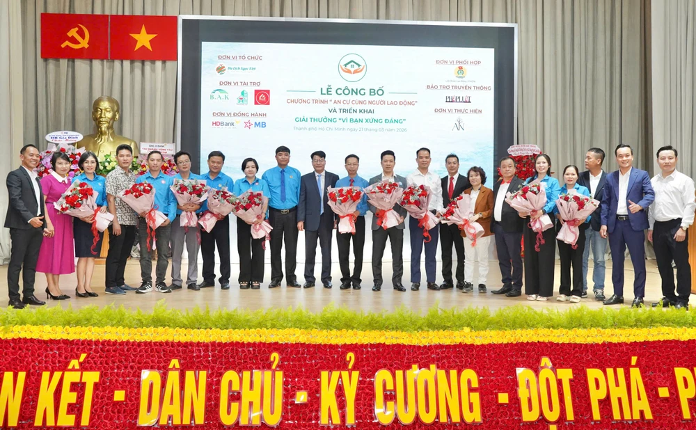 Các đại biểu chụp hình kỷ niệm tại chương trình. Ảnh: THUẬN VĂN An cư cùng người lao động (25).jpg