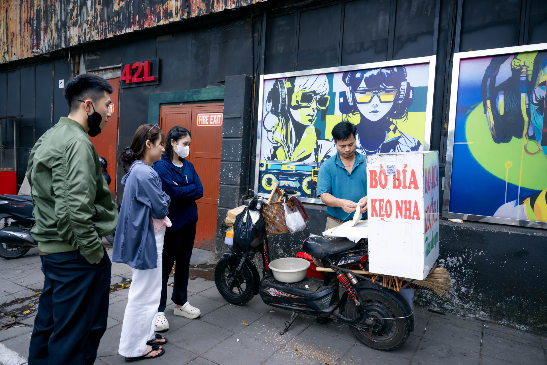 Clip: Đi tìm anh bán bò bía bí ẩn nhất Việt Nam, tiết lộ lý do mắt 