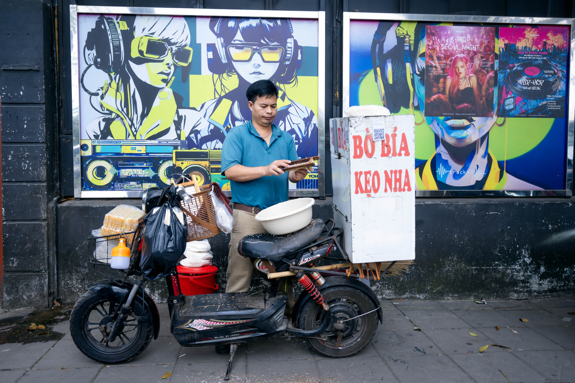 Clip: Đi tìm anh bán bò bía bí ẩn nhất Việt Nam, tiết lộ lý do mắt 