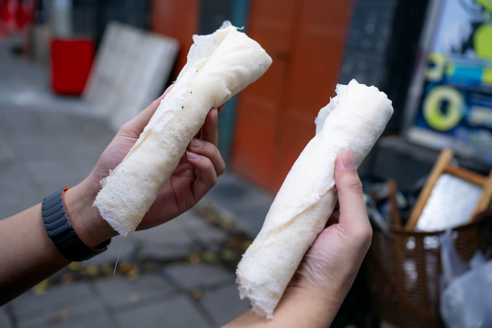 Clip: Đi tìm anh bán bò bía bí ẩn nhất Việt Nam, tiết lộ lý do mắt 