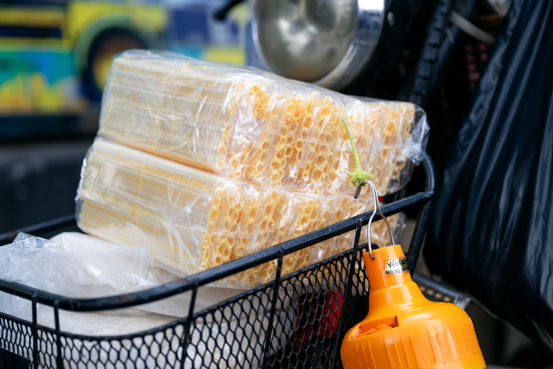 Clip: Đi tìm anh bán bò bía bí ẩn nhất Việt Nam, tiết lộ lý do mắt 