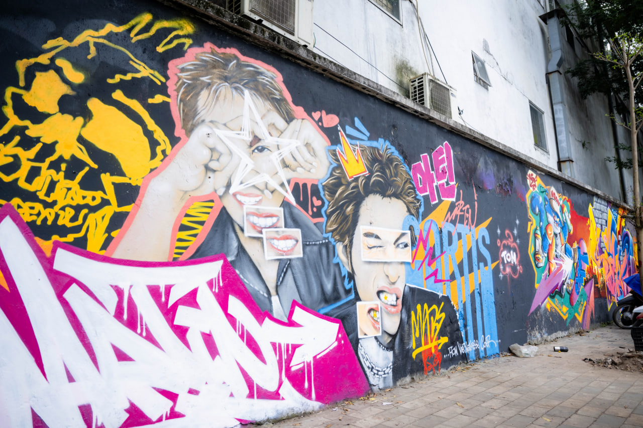 Mỹ nam 1m9 đang nổi tiếng: 6 tháng 10 triệu fan, có cả bức tường check-in ở Hà Nội, làm 1 TTTM đông kín người- Ảnh 2.