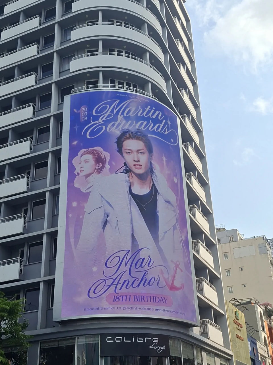 Mỹ nam 1m9 đang nổi tiếng: 6 tháng 10 triệu fan, có cả bức tường check-in ở Hà Nội, làm 1 TTTM đông kín người- Ảnh 7.