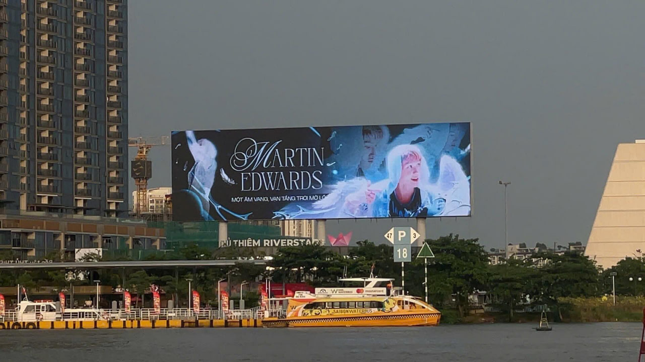 Mỹ nam 1m9 đang nổi tiếng: 6 tháng 10 triệu fan, có cả bức tường check-in ở Hà Nội, làm 1 TTTM đông kín người- Ảnh 8.