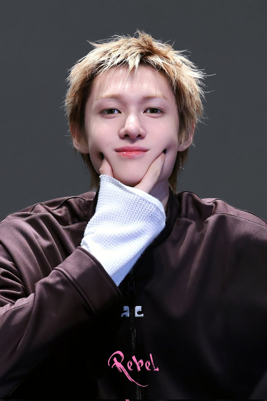 Mỹ nam 1m9 đang nổi tiếng: 6 tháng 10 triệu fan, có cả bức tường check-in ở Hà Nội, làm 1 TTTM đông kín người- Ảnh 14.