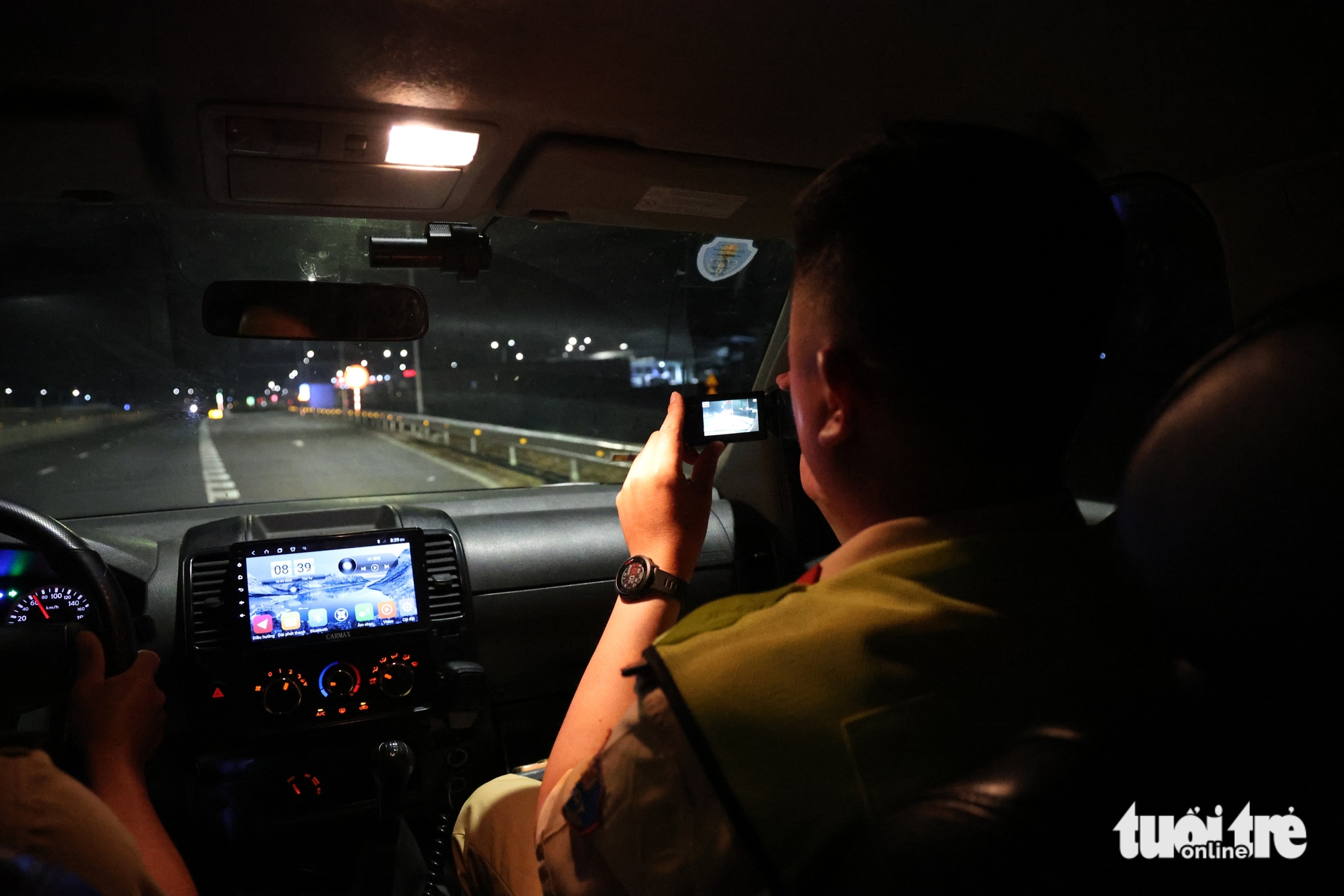 Đêm trắng của cảnh sát trên cao tốc 460km: Ngăn tài xế dừng sai, ngủ trên làn khẩn cấp 3 cao tốc - Ảnh 3.