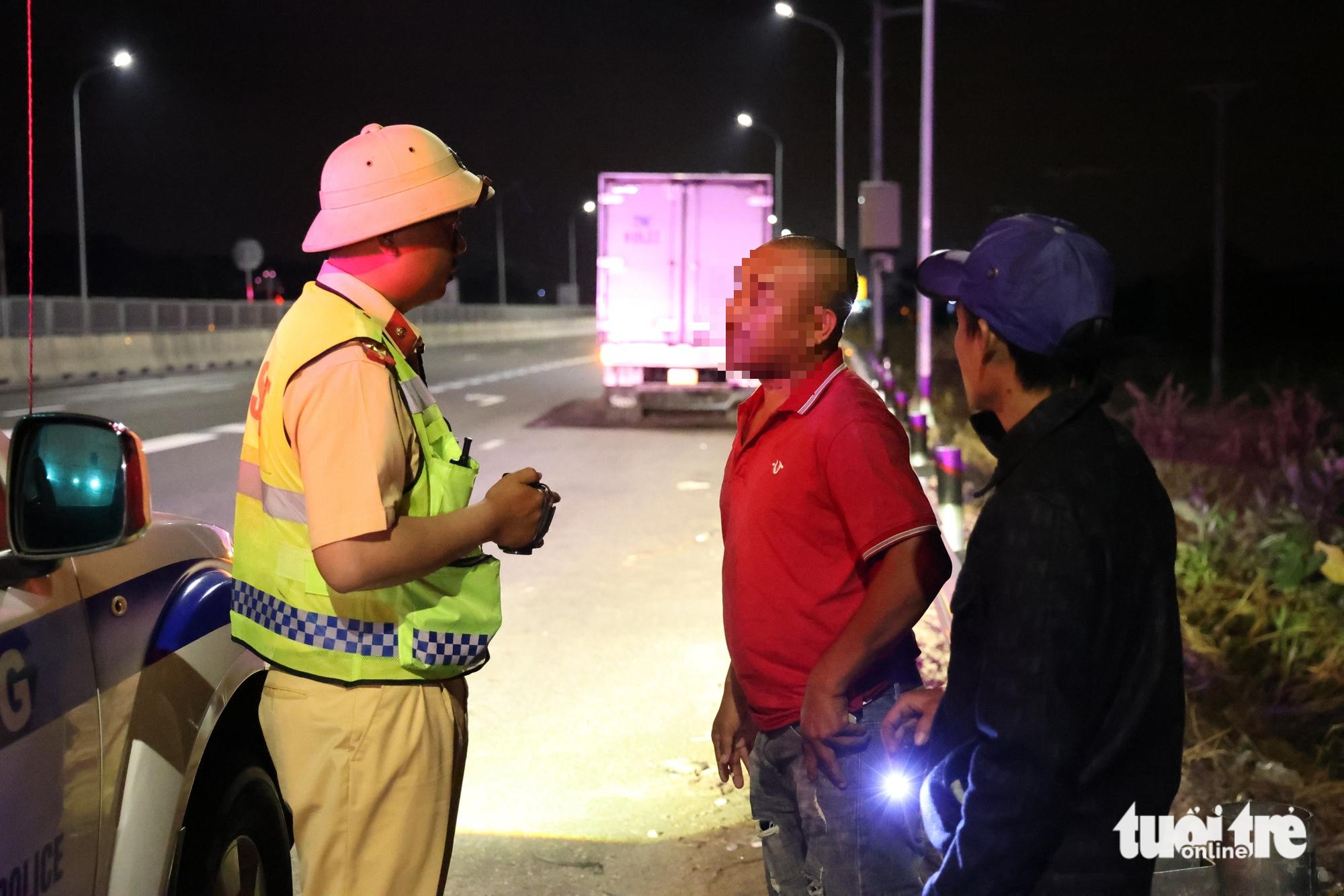 Đêm trắng của cảnh sát trên cao tốc 460km: Ngăn tài xế dừng sai, ngủ trên làn khẩn cấp 4 Đêm trắng của cảnh sát trên cao tốc 460km: Ngăn tài xế dừng sai, ngủ trên làn khẩn cấp - Ảnh 5.