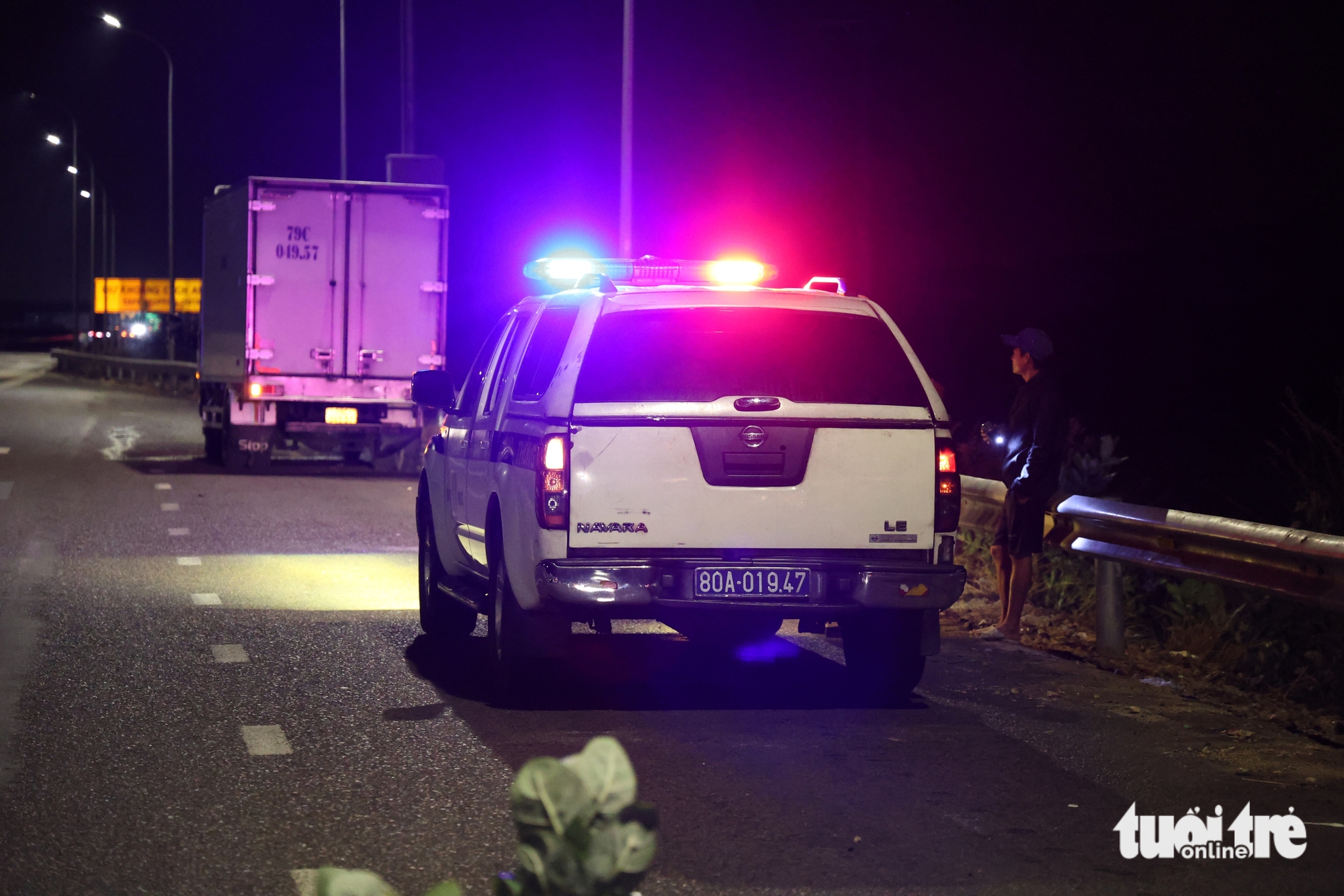 Đêm trắng của cảnh sát trên cao tốc 460km: Ngăn tài xế dừng sai, ngủ trên làn khẩn cấp 5 Đêm trắng của cảnh sát trên cao tốc 460km: Ngăn tài xế dừng sai, ngủ trên làn khẩn cấp - Ảnh 6.