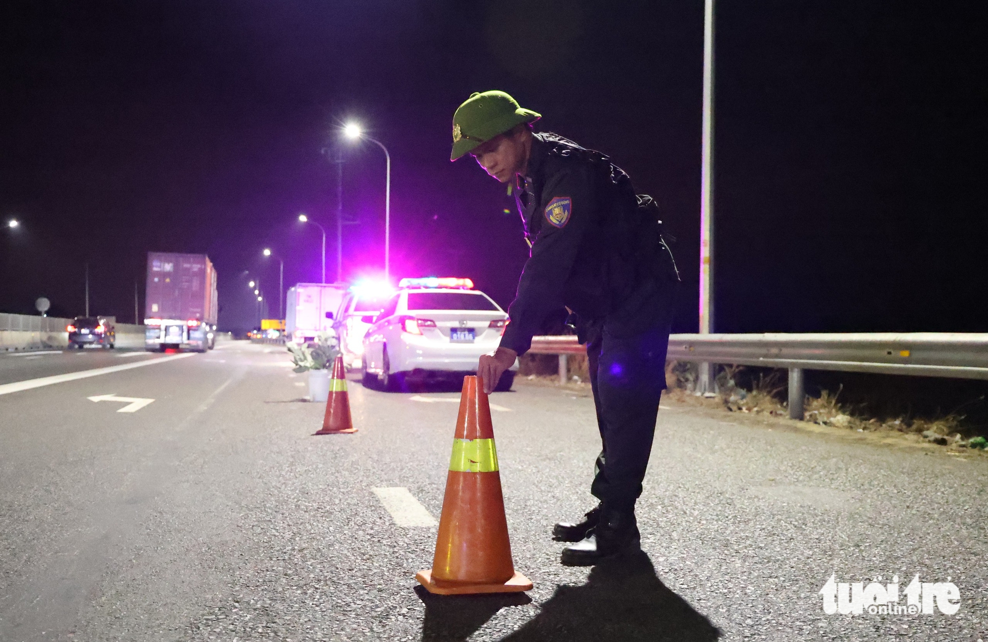 Đêm trắng của cảnh sát trên cao tốc 460km: Ngăn tài xế dừng sai, ngủ trên làn khẩn cấp 6 cao tốc - Ảnh 6.