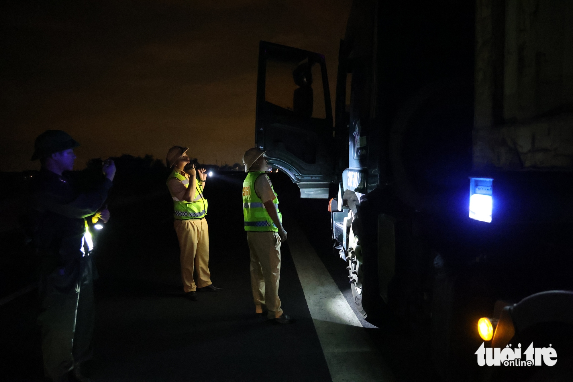 Đêm trắng của cảnh sát trên cao tốc 460km: Ngăn tài xế dừng sai, ngủ trên làn khẩn cấp 9 cao tốc - Ảnh 9.