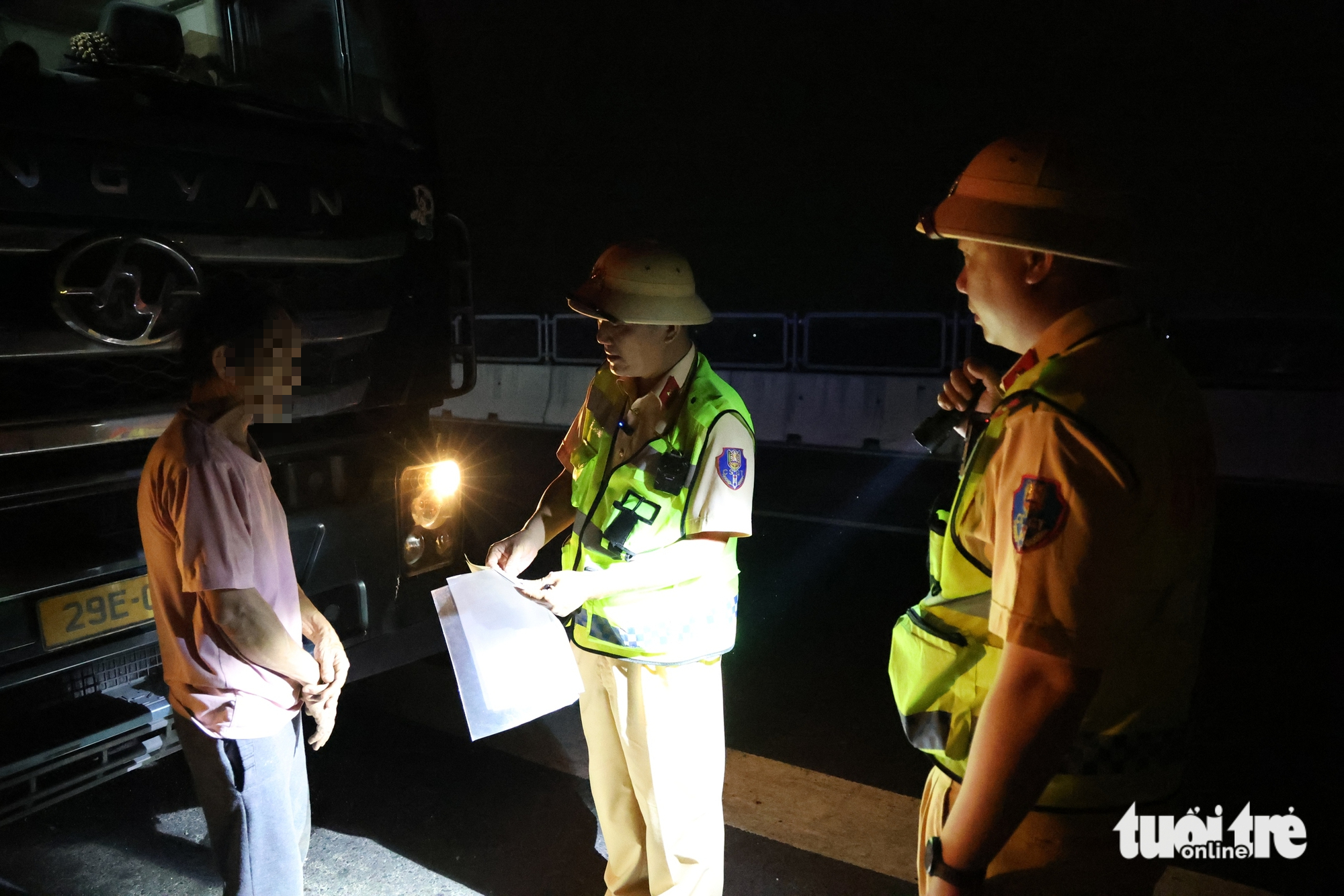 Đêm trắng của cảnh sát trên cao tốc 460km: Ngăn tài xế dừng sai, ngủ trên làn khẩn cấp 11 cao tốc - Ảnh 11.