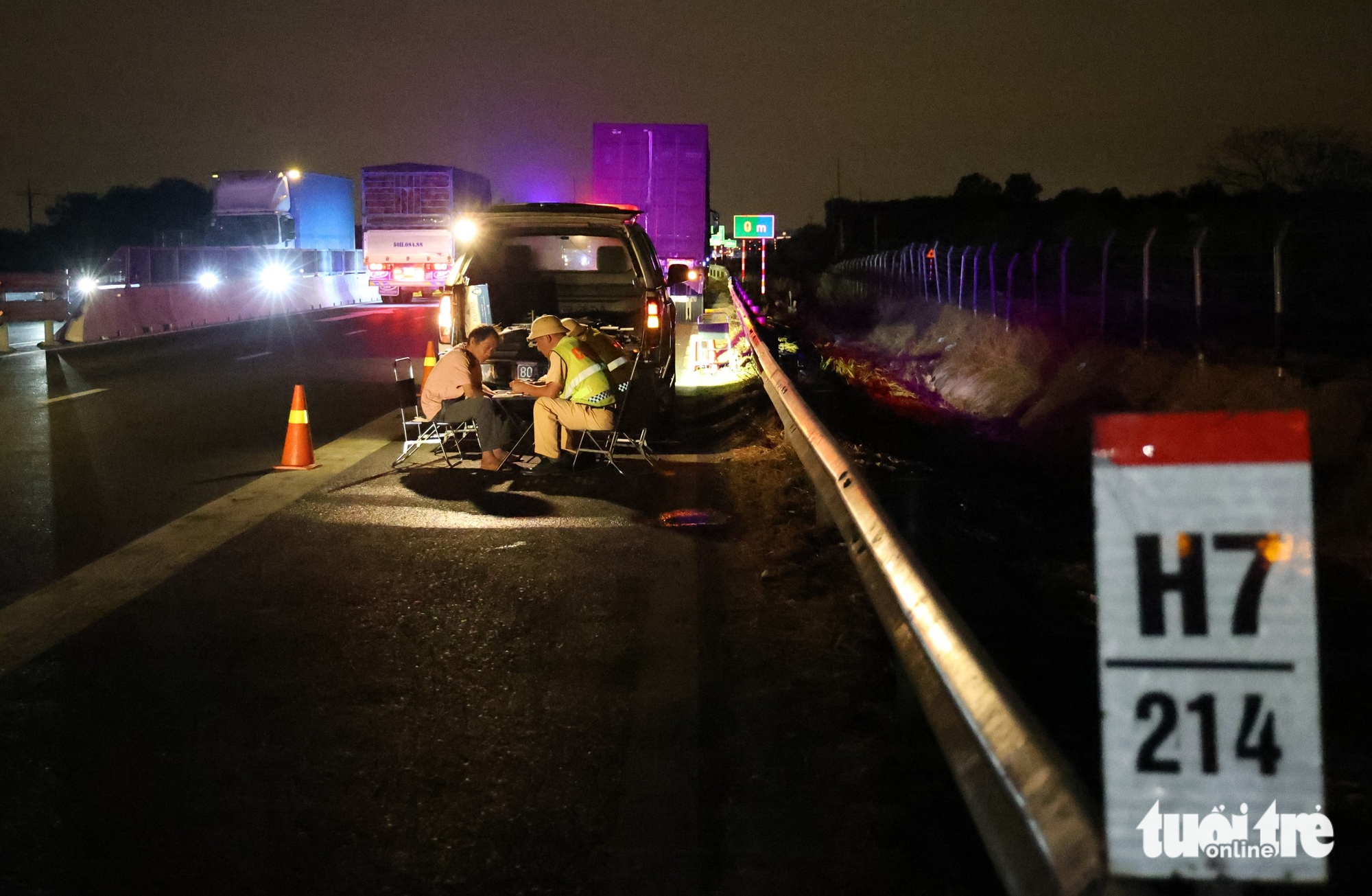 Đêm trắng của cảnh sát trên cao tốc 460km: Ngăn tài xế dừng sai, ngủ trên làn khẩn cấp 12 Đêm trắng của cảnh sát trên cao tốc 460km: Ngăn tài xế dừng sai, ngủ trên làn khẩn cấp - Ảnh 13.