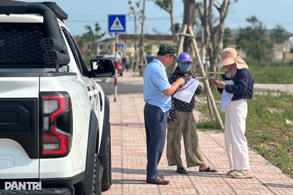 Ô tô đỗ kín đường, cò đất tấp nập tại khu quy hoạch dân cư nông thôn - 2